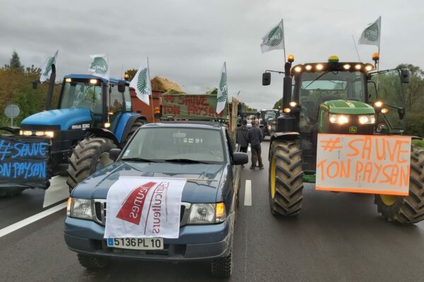 Les agriculteurs aubois bloquent  les autoroutes A5 et A26